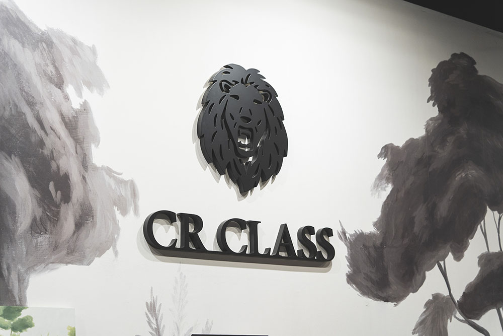 Logotipo de CRCLASS en relieve sobre pared